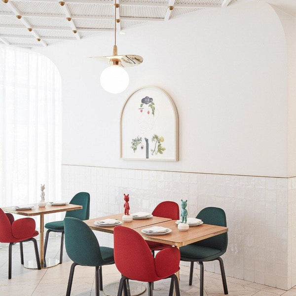 The Guest Figurine <br> 
White <br> 
(L 11 x W 11 x H 30) cm