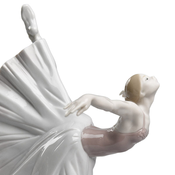 Giselle Arabesque Ballet Figurine <br> 
(L 21 x W 18 x H 28) cm