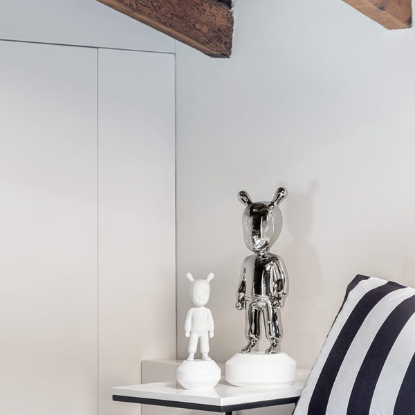 The Guest Figurine <br> 
Silver <br> 
(L 19 x W 19 x H 52) cm