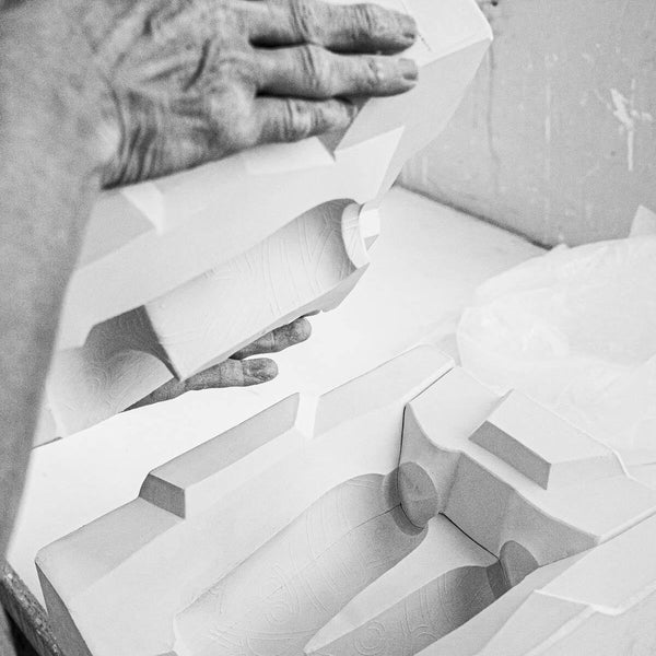 The Guest by Díaz-Faes Figurine <br> 
Black and White <br> 
Limited Edition <br> 
(L 19 x W 19 x H 52) cm