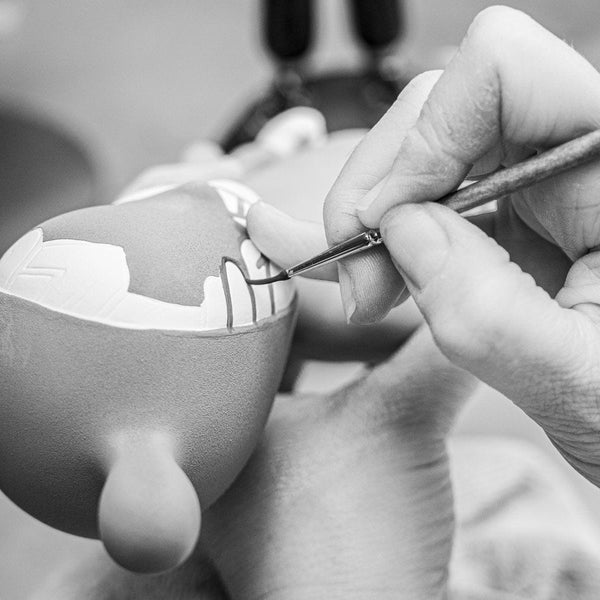 The Guest by Díaz-Faes Figurine <br> 
Black and White <br> 
Limited Edition <br> 
(L 11 x W 11 x H 30) cm