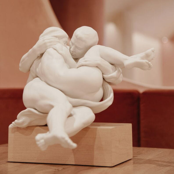 Together Couple Sculpture <br> 
(L 36 x W 32 x H 31) cm