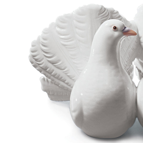 Couple of Doves Figurine <br> 
(L 22 x W 25 x H 24) cm