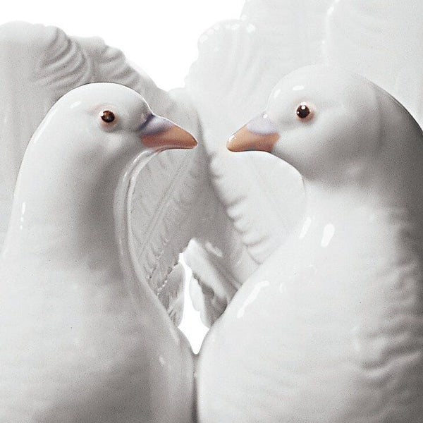 Couple of Doves Figurine <br> 
(L 22 x W 25 x H 24) cm