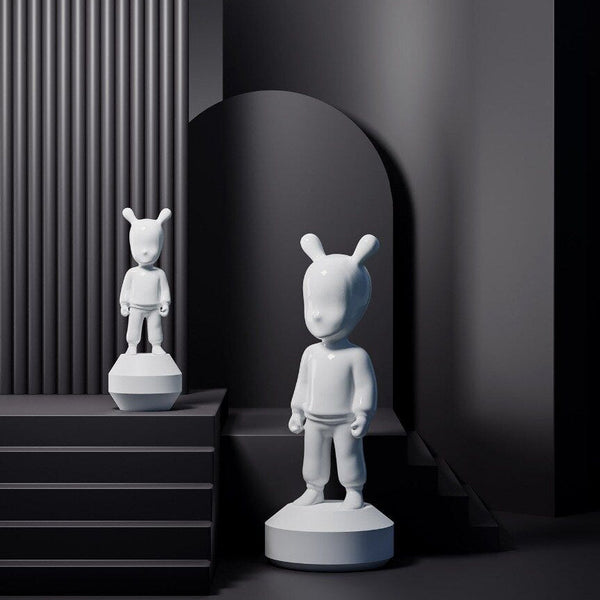 The Guest Figurine <br> 
White <br> 
(L 11 x W 11 x H 30) cm