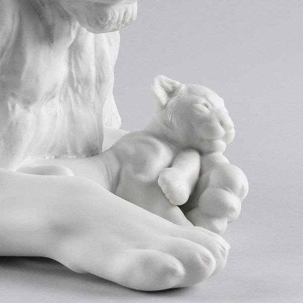 Lion with Cub Figurine <br> 
(L 23 x W 44 x H 21) cm