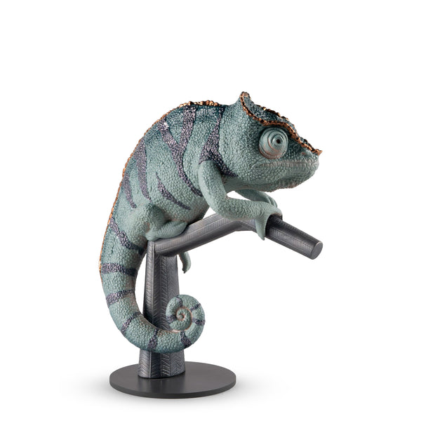 Chameleon Sculpture <br> 
(L 13 x W 24 x H 30) cm