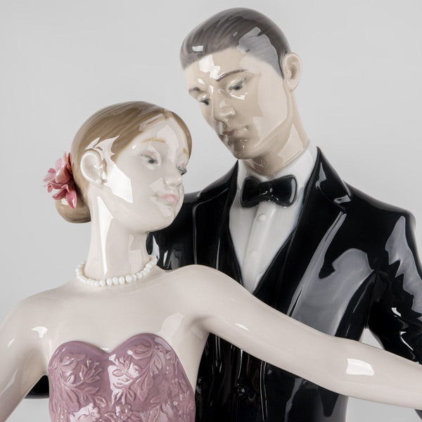 Anniversary Waltz Sculpture <br> 
(L 20 x W 28 x H 38) cm