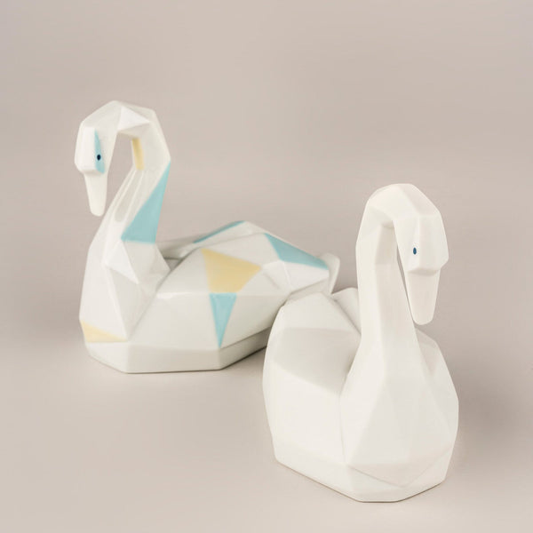 Swan Figurine <br> (L 8 x W 14 x H 12) cm