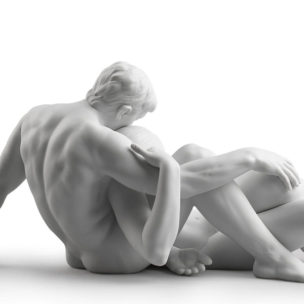 An Everlasting Moment Couple Sculpture <br> 
(L 33 x W 63 x H 27) cm