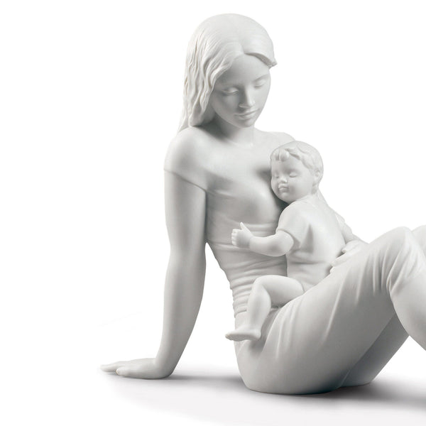 A Mother's Love Figurine <br> 
(L 14 x W 36 x H 25) cm