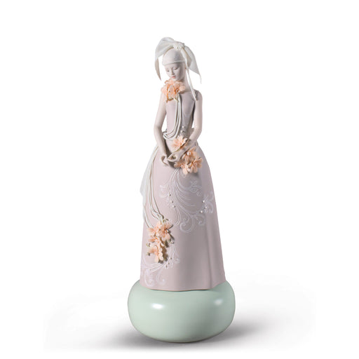 Haute Allure Exclusive Model Woman Figurine <br> 
Limited Edition <br> 
(L 15 x W 15 x H 38) cm