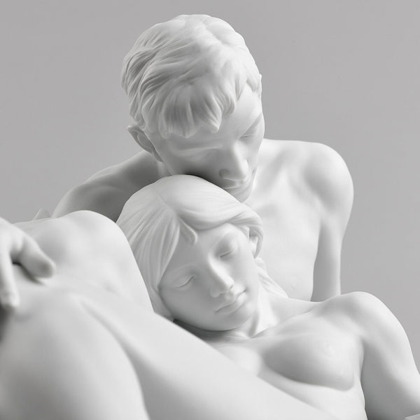 An Everlasting Moment Couple Sculpture <br> 
(L 33 x W 63 x H 27) cm