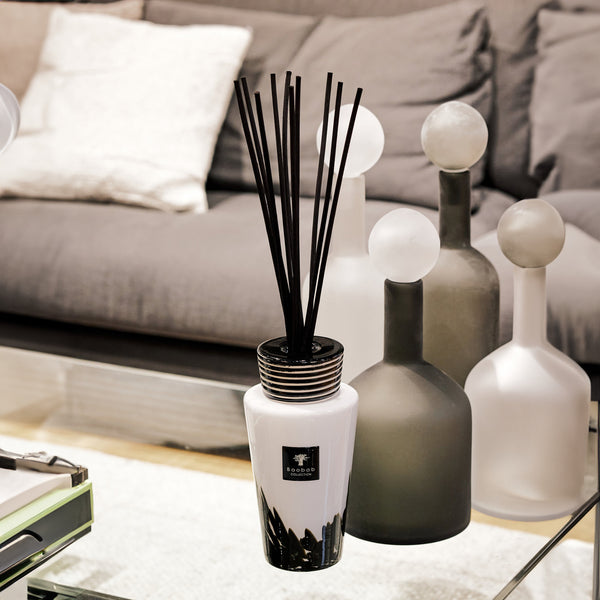 Totem Feathers Diffuser <br> 
Black Rose, Oud Wood, Saffron <br> 
5000 ml