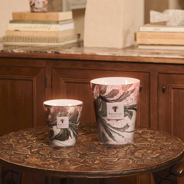 Leaves Manon Candle <br> 
Blackcurrant, Rose, Sandalwood
<br> Limited Edition
<br> (H 16) cm