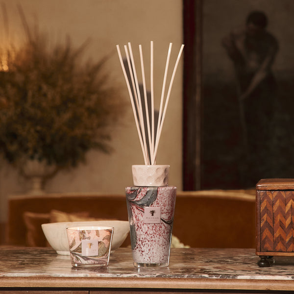 Leaves Manon Candle <br> 
Blackcurrant, Rose, Sandalwood
<br> Limited Edition
<br> (H 10) cm