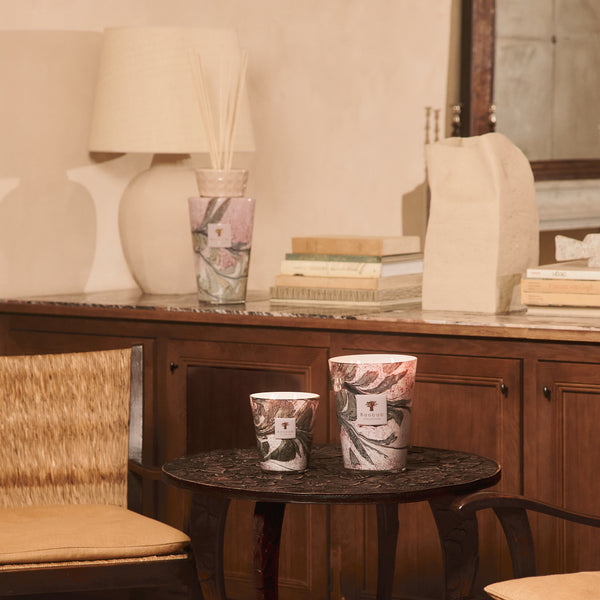 Leaves Manon Candle <br> 
Blackcurrant, Rose, Sandalwood
<br> Limited Edition
<br> (H 16) cm