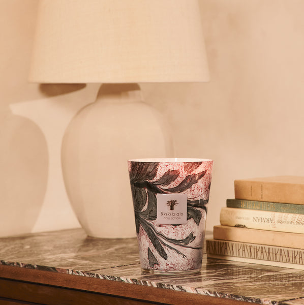 Leaves Manon Candle <br> 
Blackcurrant, Rose, Sandalwood
<br> Limited Edition
<br> (H 16) cm