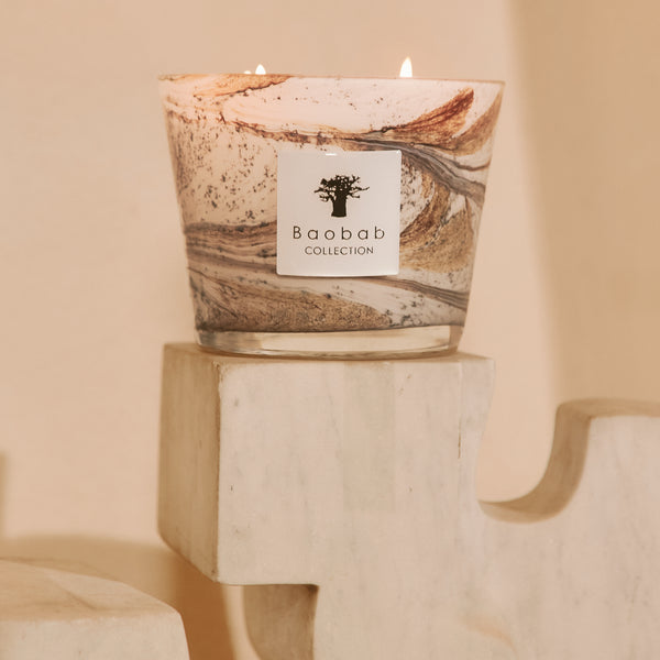 Leaves Naïs Candle <br> 
Bergamot, Lily of the Valley, Cypress
<br> Limited Edition
<br> (H 10) cm