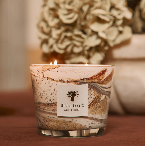 Leaves Naïs Candle <br> 
Bergamot, Lily of the Valley, Cypress
<br> Limited Edition
<br> (H 10) cm