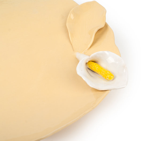 Lilies Flat Dish on Stand <br> Pastel Yellow <br> (Ø 40 x H 10) cm