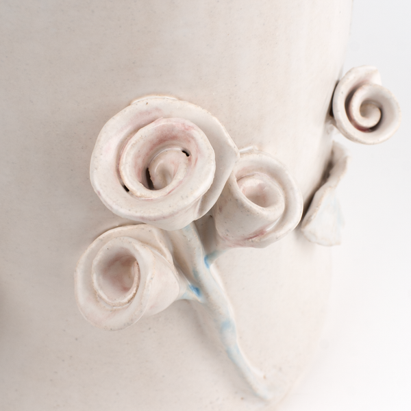 Roses Crafted Round Vase <br> 
White <br> 
(Ø 18.5 x H 27) cm