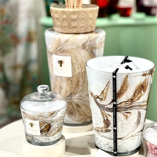 Leaves Naïs Candle <br> 
Bergamot, Lily of the Valley, Cypress
<br> Limited Edition
<br> (H 10) cm