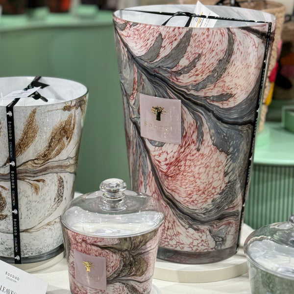 Leaves Manon Candle <br> 
Blackcurrant, Rose, Sandalwood
<br> Limited Edition
<br> (H 35) cm