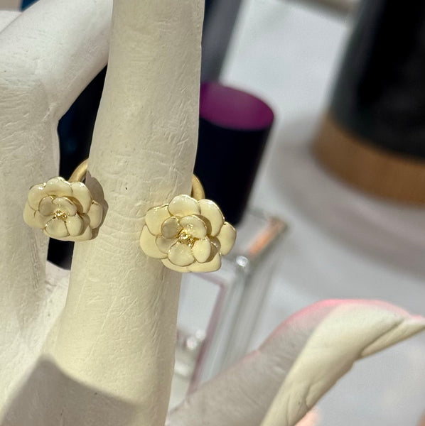 Peony Ring <br>
White Sand