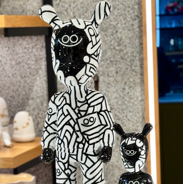 The Guest by Díaz-Faes Figurine <br> Black and White <br> Limited Edition <br> (L 19 x W 19 x H 52) cm