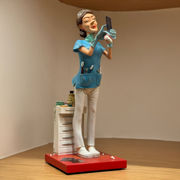 Lady Dentist <br> (L 9.5 x H 22.5) cm