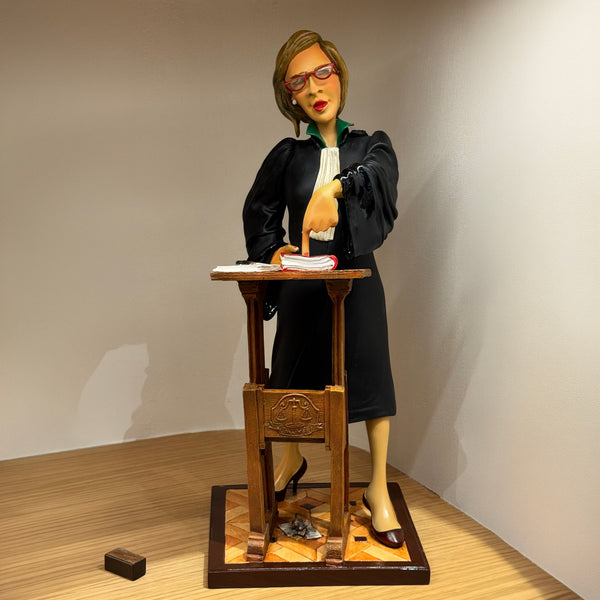 Lady Lawyer <br> (L 18 x H 42) cm