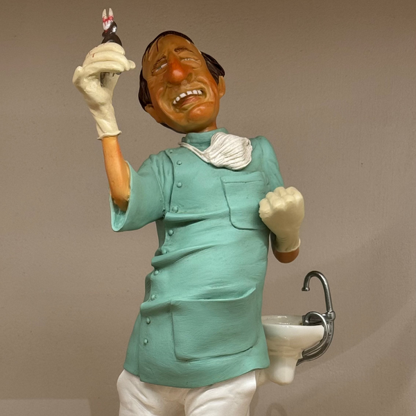 The Dentist <br> (L 10 x H 21) cm