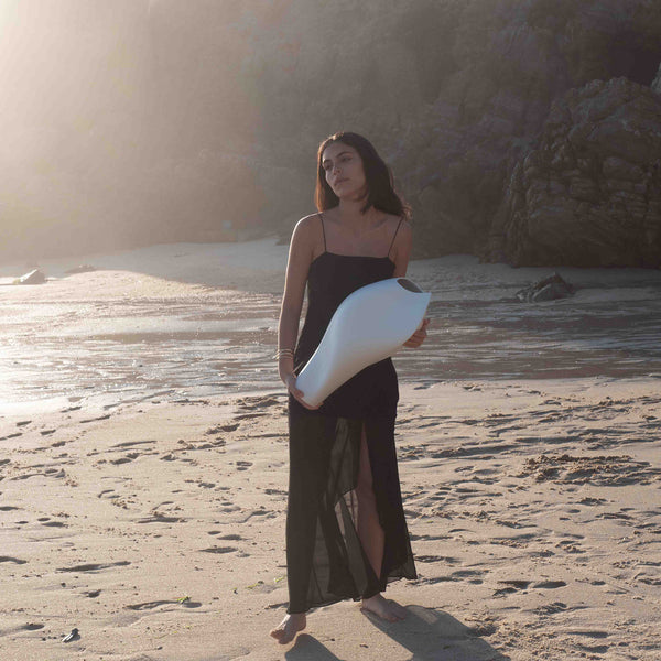 The Promise Vase <br> 
Pearl White
<br> (L 26.5 x W 33 x H 57) cm