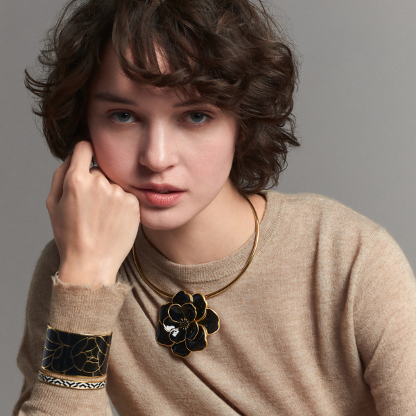 AN-O Torque Necklace with Peony Pendant <br>
Gold / Carbon Black