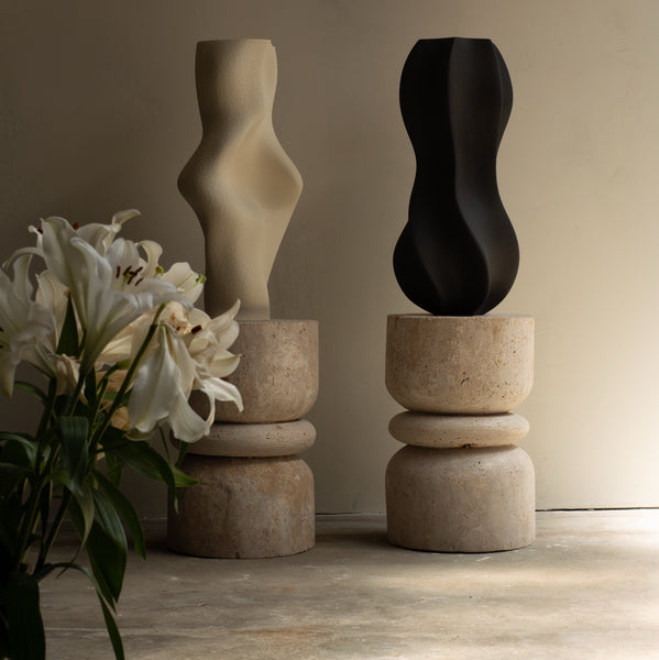 The Flux Vase <br> 
Cosmic Black
<br> (L 24.5 x W 26 x H 56.5) cm