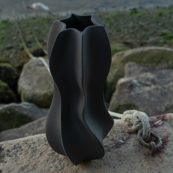 The Flux Vase <br> 
Cosmic Black
<br> (L 24.5 x W 26 x H 56.5) cm