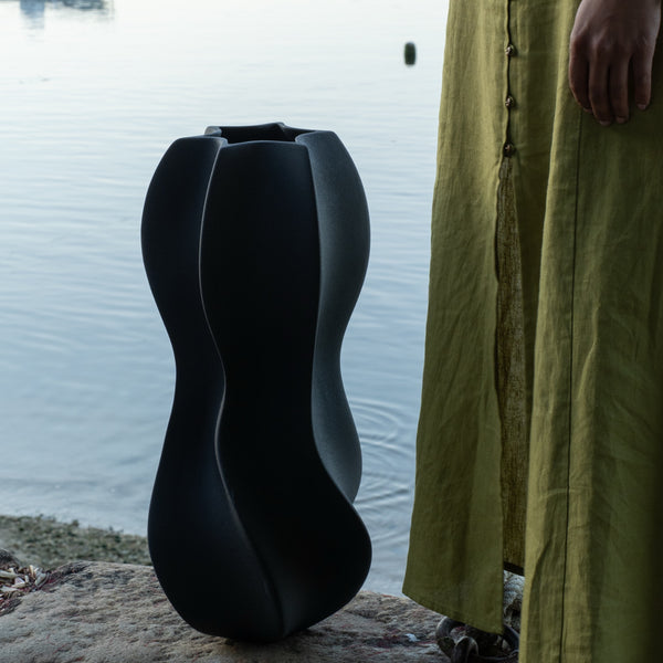 The Flux Vase <br> 
Cosmic Black
<br> (L 24.5 x W 26 x H 56.5) cm