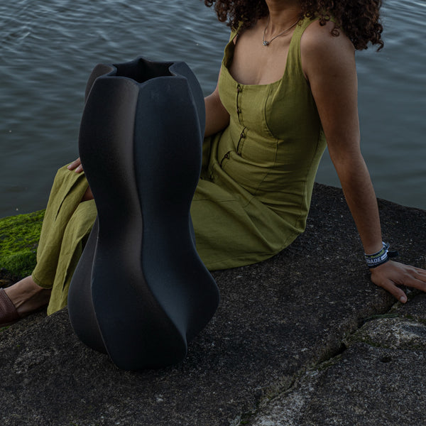 The Flux Vase <br> 
Cosmic Black
<br> (L 24.5 x W 26 x H 56.5) cm