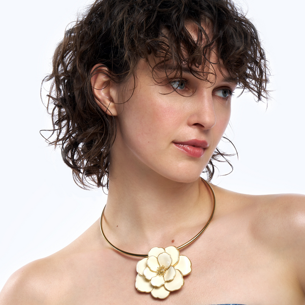 AN-O Torque Necklace with Peony Pendant <br>
Gold / White Sand