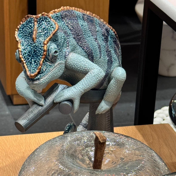 Chameleon Sculpture <br> 
(L 13 x W 24 x H 30) cm