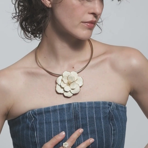 Peony Ring <br>
White Sand