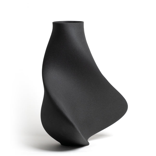 The Magnificat Vase <br> 
Cosmic Black
<br> (L 31 x W 55.5 x H 58) cm