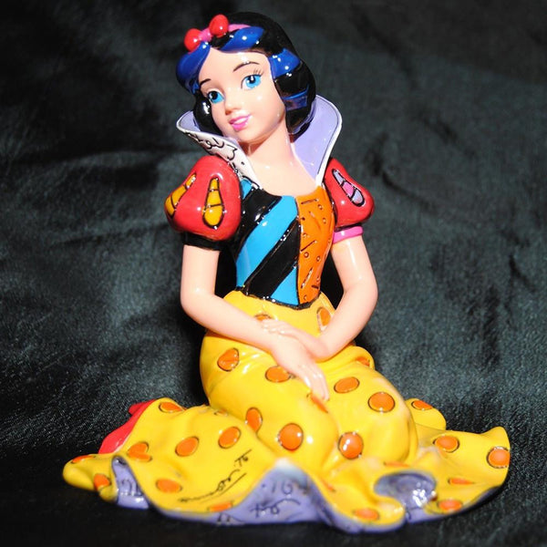 Snow White Figurine <br> (L 10 x H 11) cm