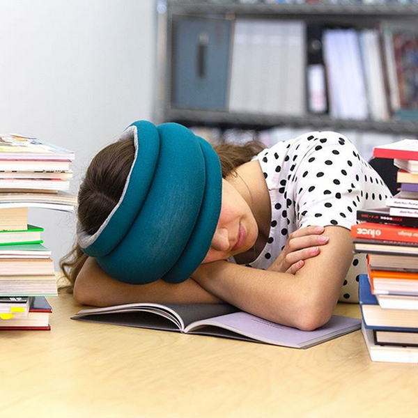 Ostrichpillow Mini - Cuscino da Viaggio Mini per Uomini, Donne, Bambini - Comfort di Alta Qualità, Compatto & Leggero, Posizioni di Riposo Versatili, Facile da Pulire Ostrichpillow Mini - Cuscino da Viaggio Mini per Uomini, Donne, Bambini - Comfort di Alta Qualità, Compatto & Leggero, Posizioni di Riposo Versatili, Facile da Pulire